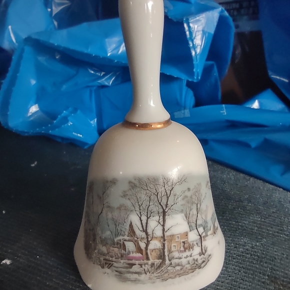 Vintage Avon 1978 bell - Picture 5 of 5